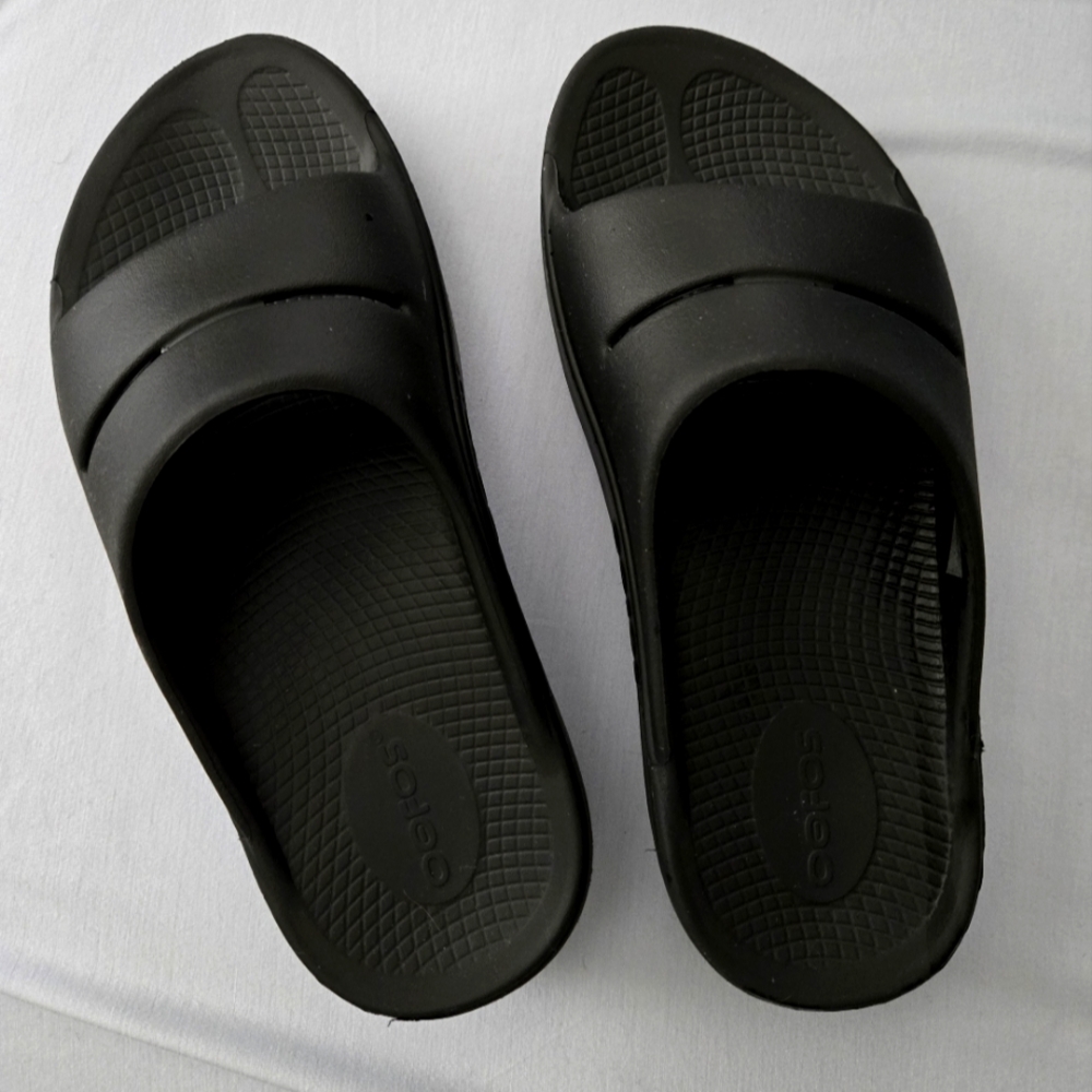Nearly new Oofos size 7(W) or 5(M)